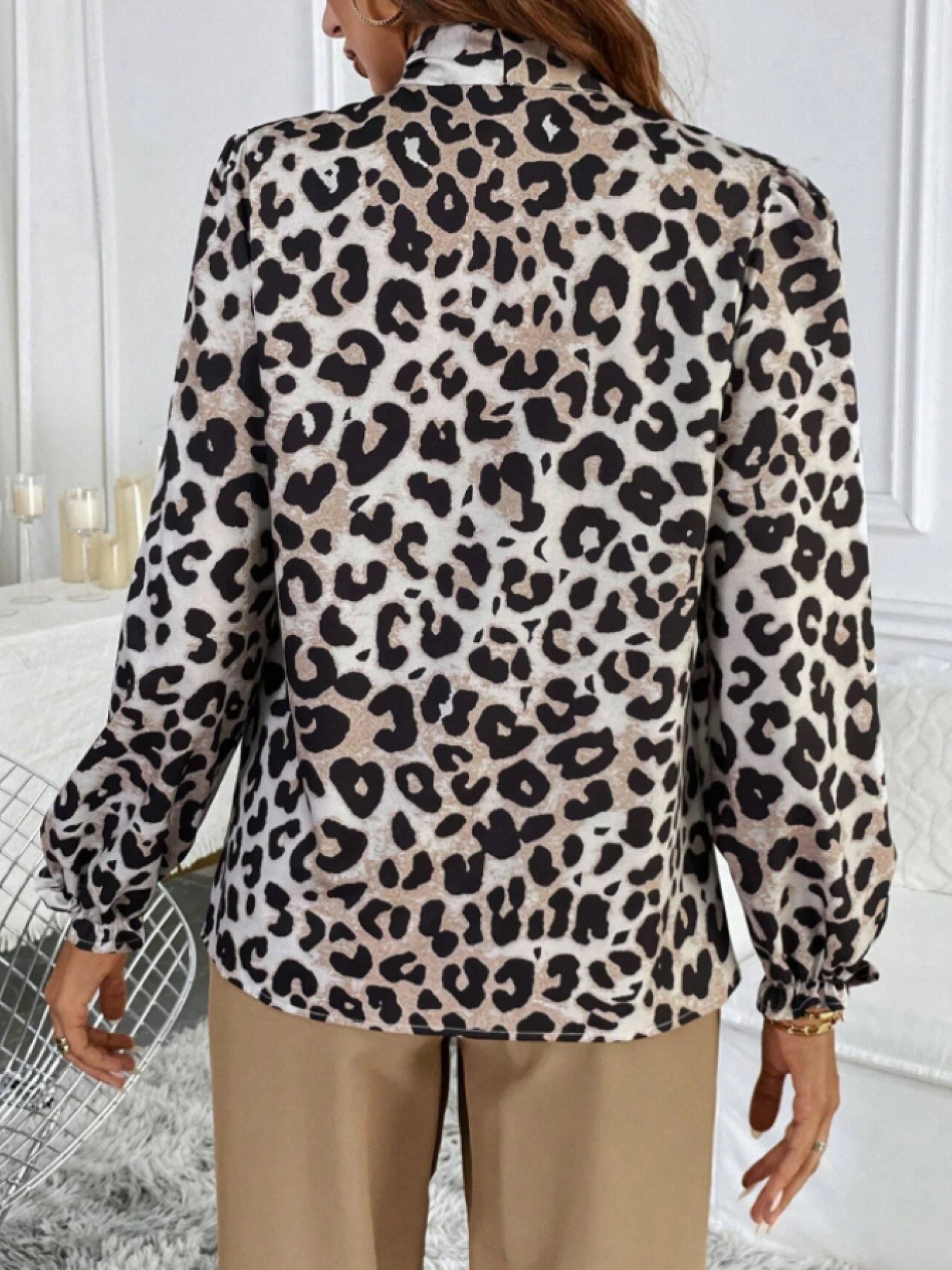 A women's leopard print bow collar long-sleeved shirt, retro sexy style loose and slimming top