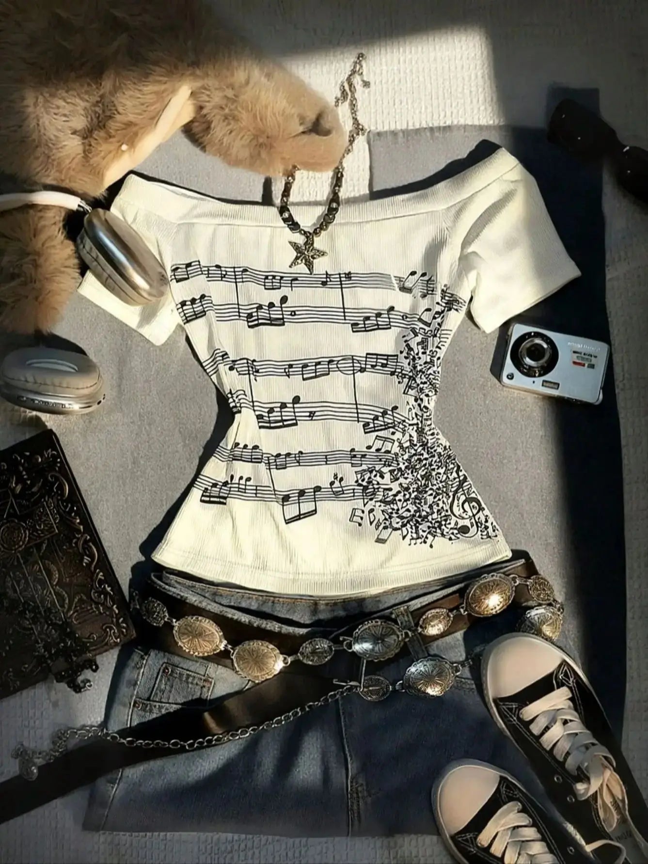 Women's Retro Off-Shoulder Long-Sleeved Slim-Fit T-Shirt, Adorned With Musical Note Print, Fashionable, Y2K Retro Style, High-Qu